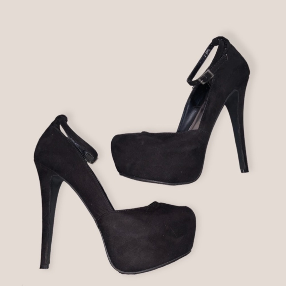 Black high heel pumps